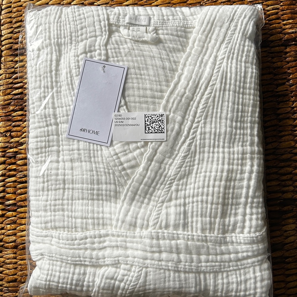 H&M Muslin Bathrobe in White (Unisex Fit) - Picture 5 of 10